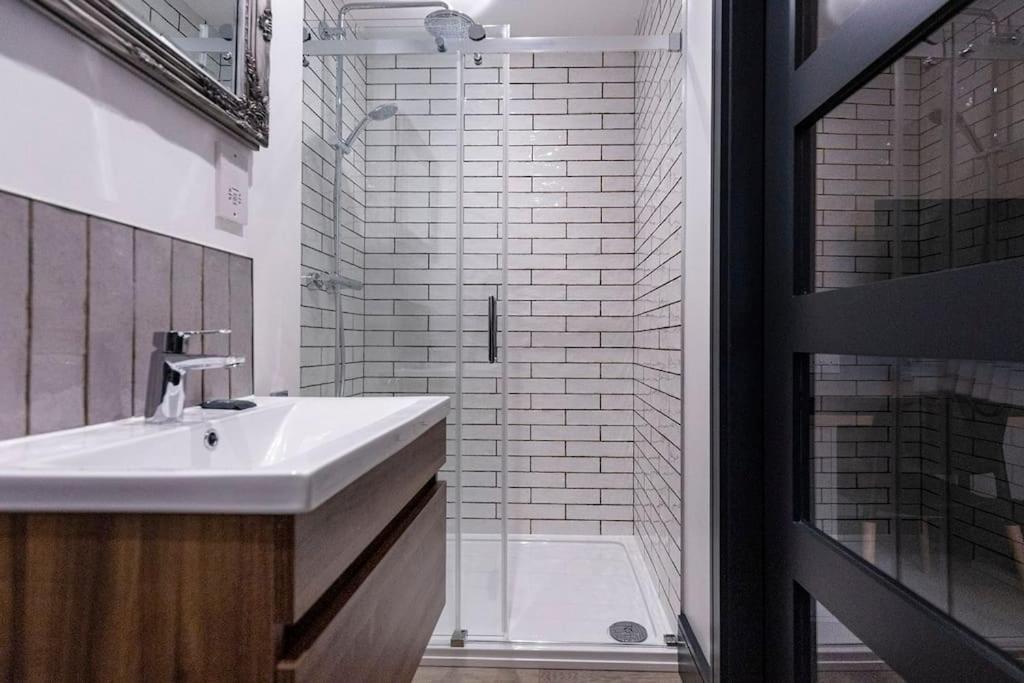 Bootique House - Luxury Group Accommodation In 韦克菲尔德 外观 照片