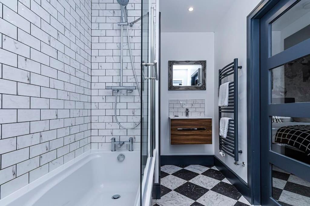 Bootique House - Luxury Group Accommodation In 韦克菲尔德 外观 照片