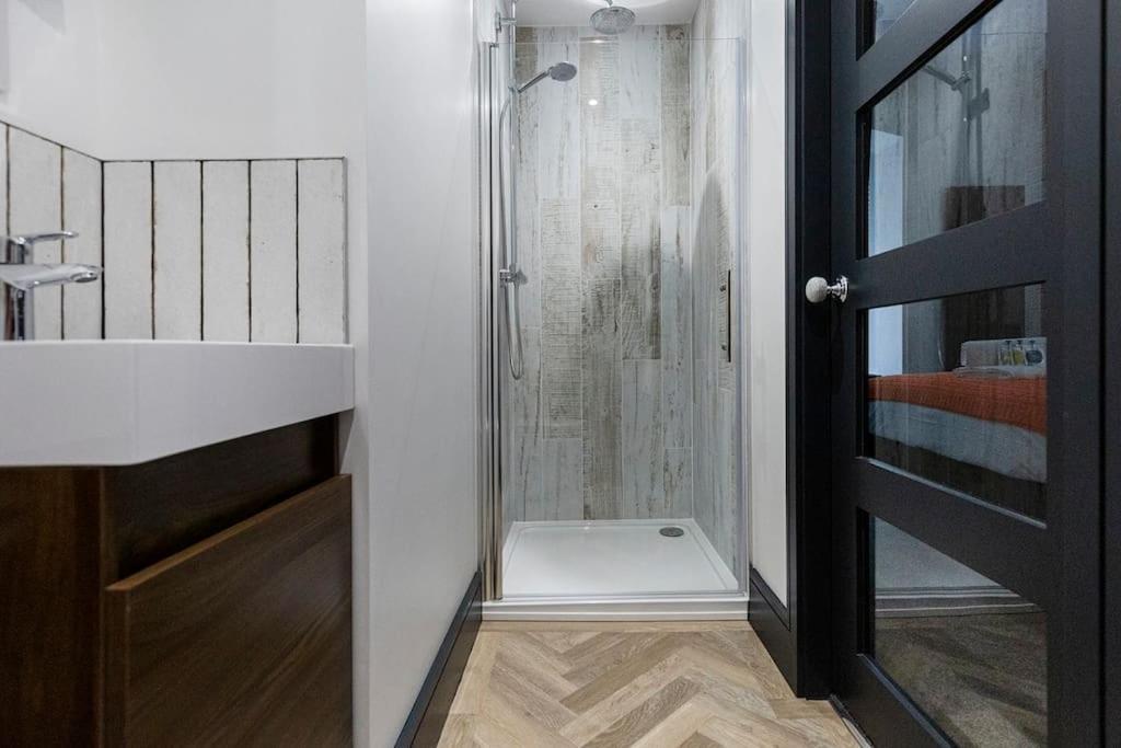 Bootique House - Luxury Group Accommodation In 韦克菲尔德 外观 照片